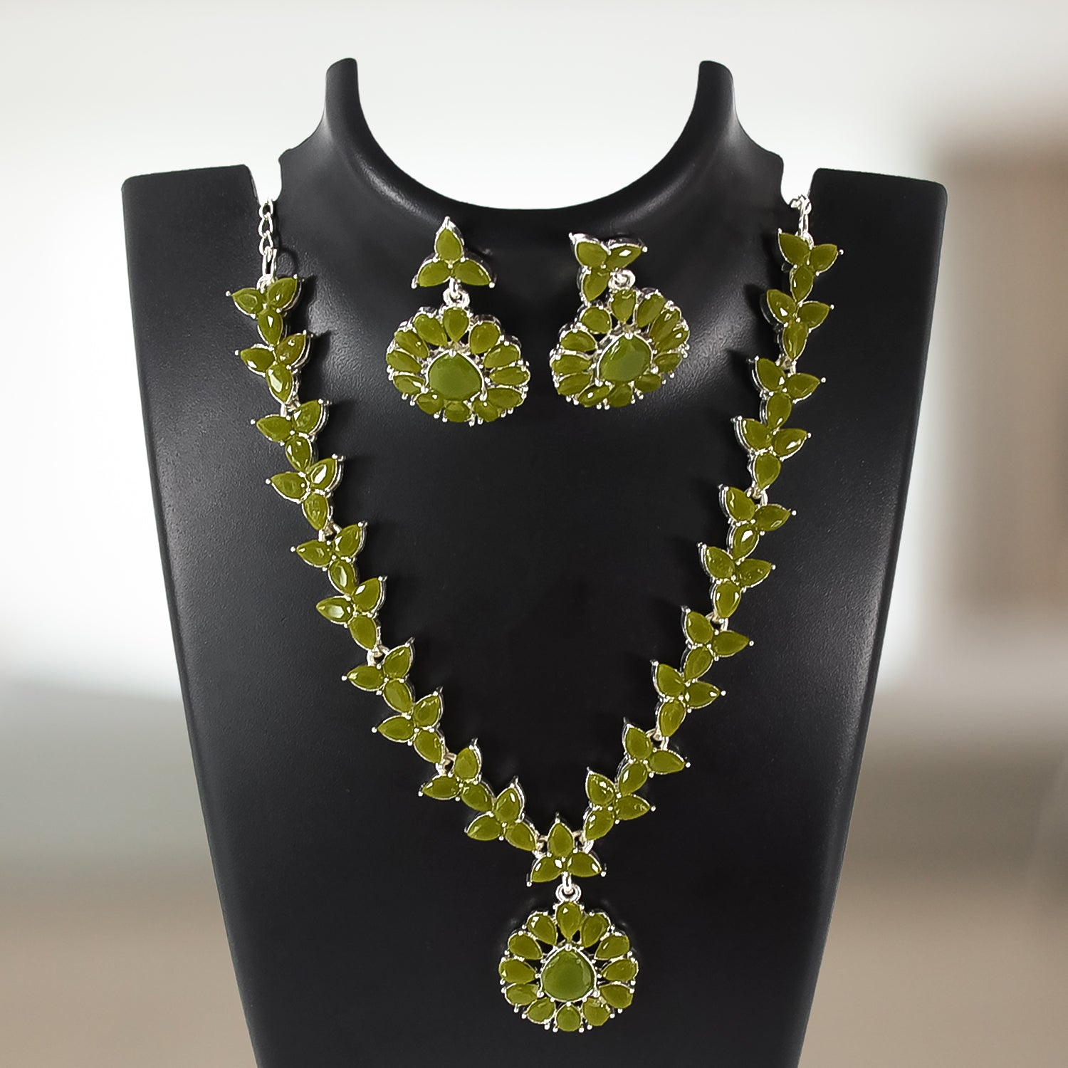 Green Diamond Necklace Set – Elegant Festive Jewellery | BW - Image 3