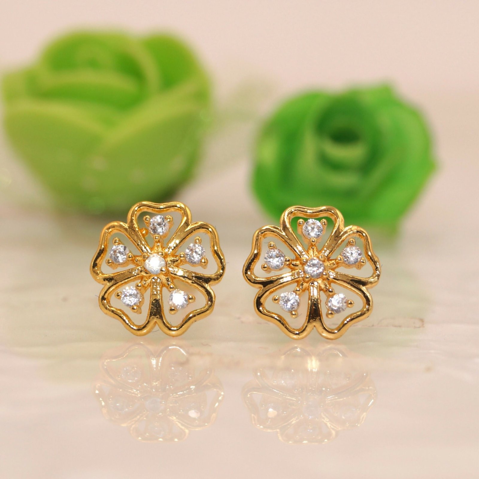 Gold-Plated Flower Stud Earrings – Elegant Pink Cubic Zirconia